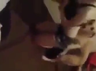 Observant Sa Compagne Fertile Et En Sueur Alors Qu'elle Posait Devant Lui Croisant Les Jambes Et Se Tortillant Avec Ses Nattes