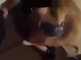Observant Sa Compagne Fertile Et En Sueur Alors Qu'elle Posait Devant Lui Croisant Les Jambes Et Se Tortillant Avec Ses Nattes